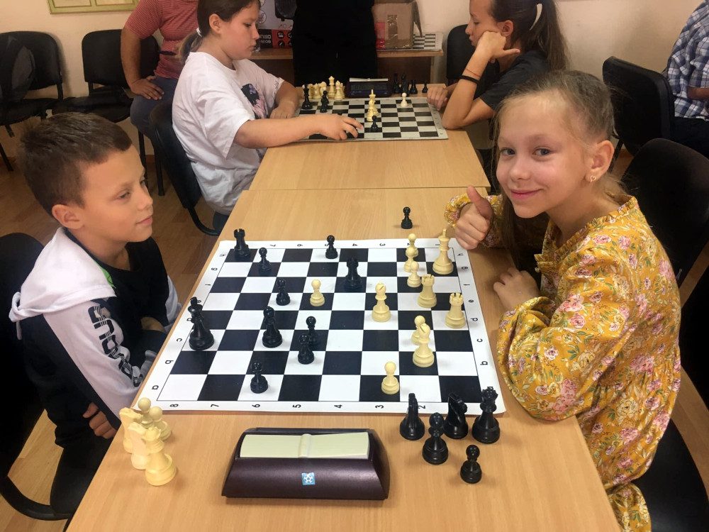 Діти грають в шахи.
