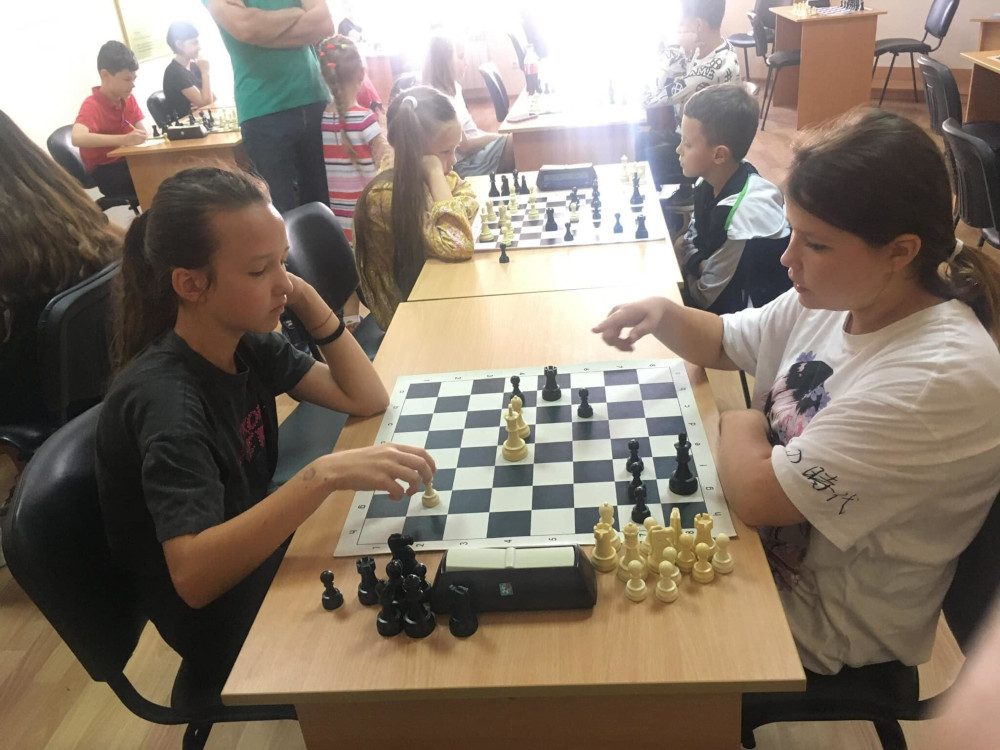 Діти грають в шахи.