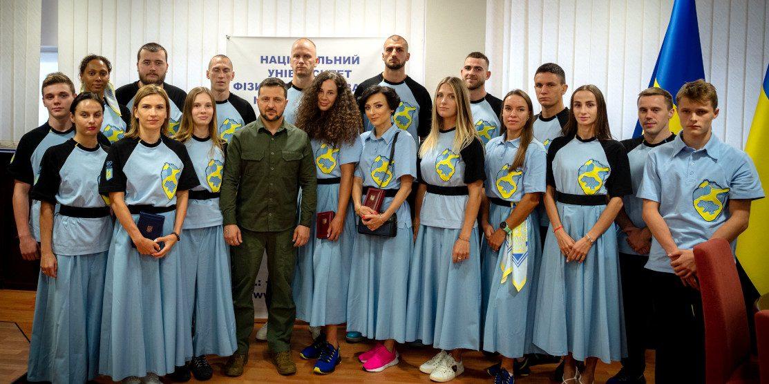 Спортсмени з Президентом.