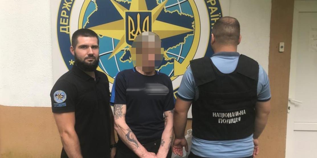 Міграційна поліція Рівненщини депортує росіянина на батьківщину Міграційна поліція Рівненщини депортує росіянина на батьківщину