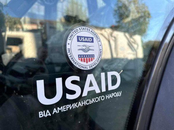 Наліпка на екскаваторі "USAID. Від американського народу".