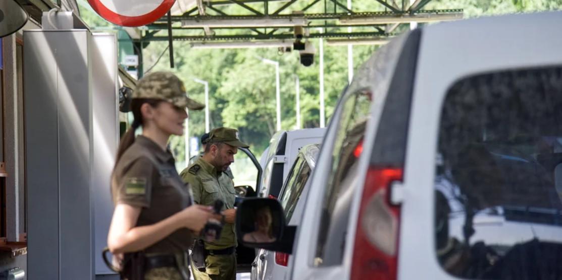 російська пропаганда каже, ніби Польща почала видавати Україні чоловіків призовного віку. Це – маніпуляція