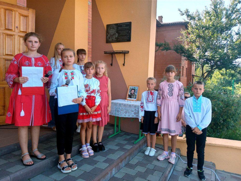 Молодь вшановує пам'ять Івана Степанюка.