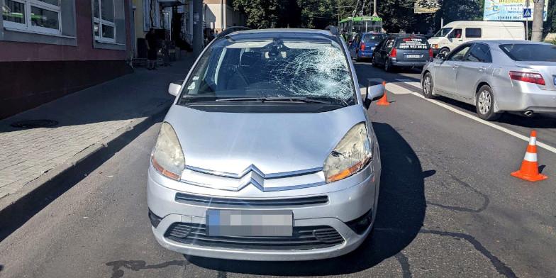 В Рівному на жінку на пішохідному переході наїхало авто: потерпіла в реанімації