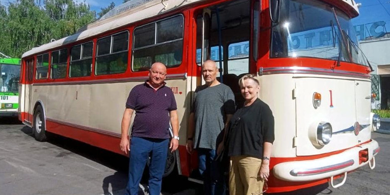 Подружжя Левітіних біля першого тролейбуса Рівного.