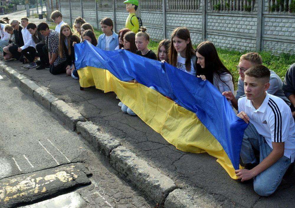 Молодь Здолбунівської громади зустрічає бійця.