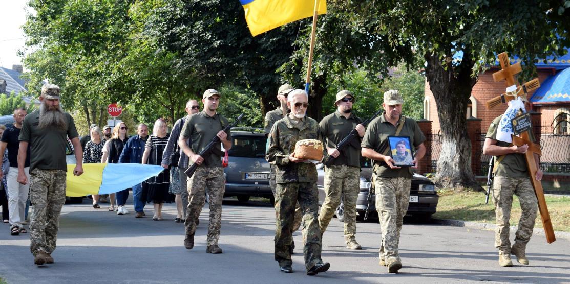 Здолбунівська громада попрощалася з воїном Юрієм Олещуком, який загинув, захищаючи Україну.