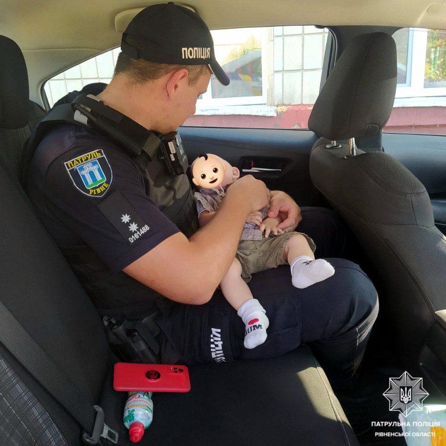 Поліцейський з дитиною.