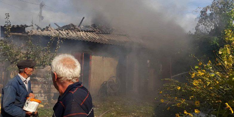 Пошкоджене вогнем обійстя.