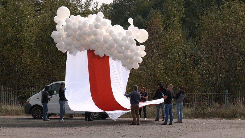 Запуск в повітря прапора Білорусі.
