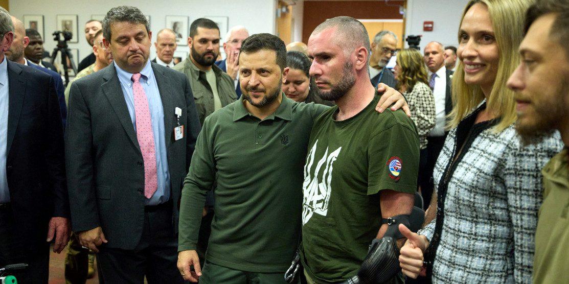 Зеленський зустрічається з військовими.