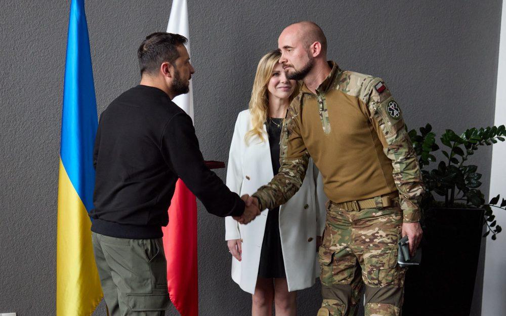 Президент нагороджує Даміана Дуду.