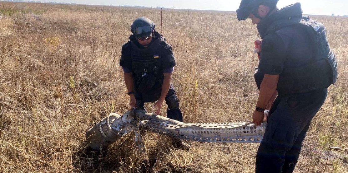 Рятувальники переміщують боєприпас