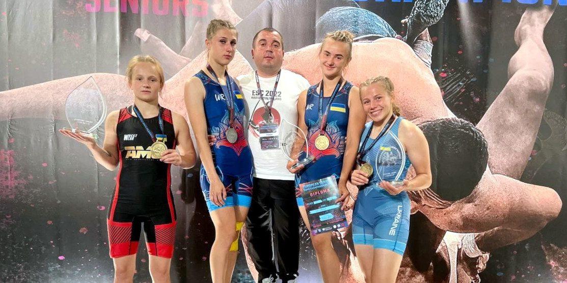 Сумоїсти з Рівненщини з тренером.