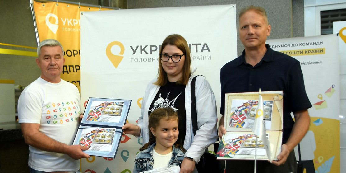Заступник голови ОДА Ігор Тимошенко, директор Рівненської дирекції Укрпошти Вадим Мосаковський, а також дружина загиблого рівненського Героя Анна Мазур із донькою.