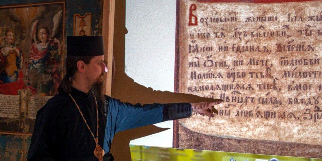 Отець Валентин Гордіюк розказує про хоругву.