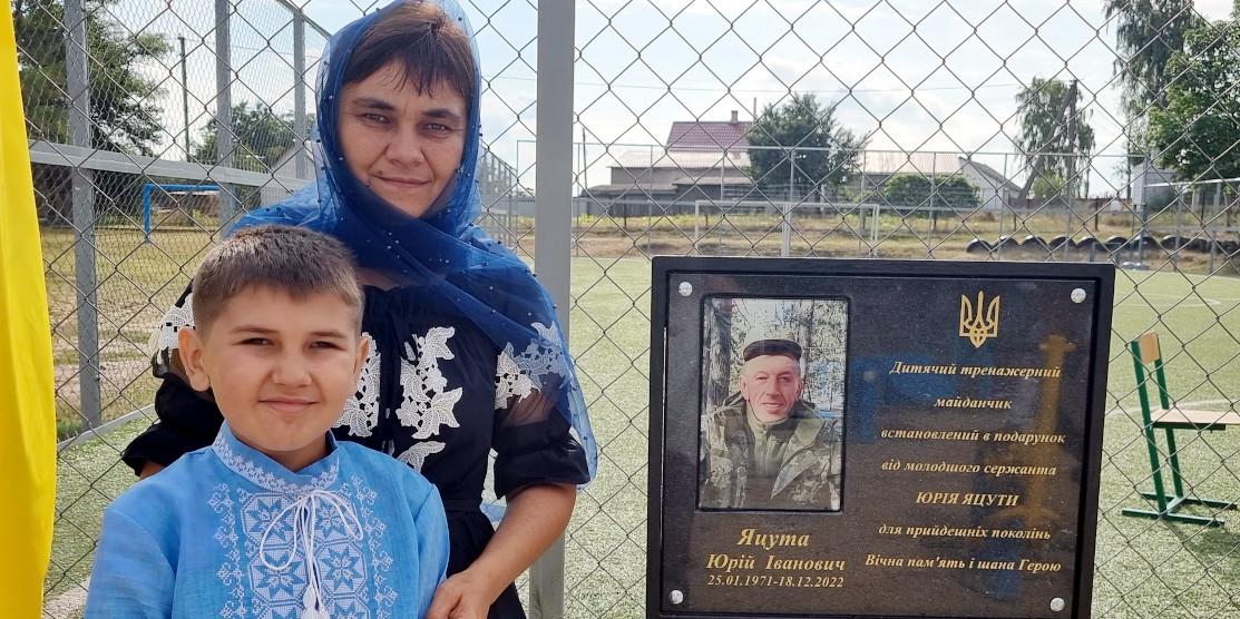На Рівненщині вдова Героя подарувала дітям тренажерний майданчик