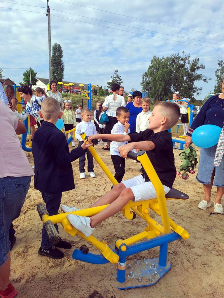 Діти на майданчику.