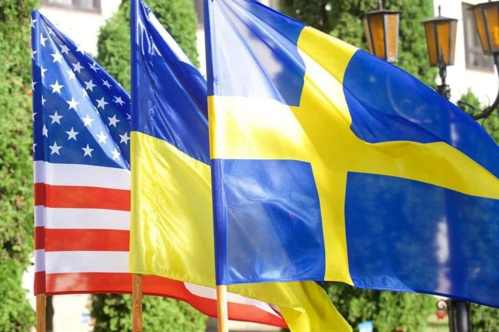 Прапори США, України та Швеції.