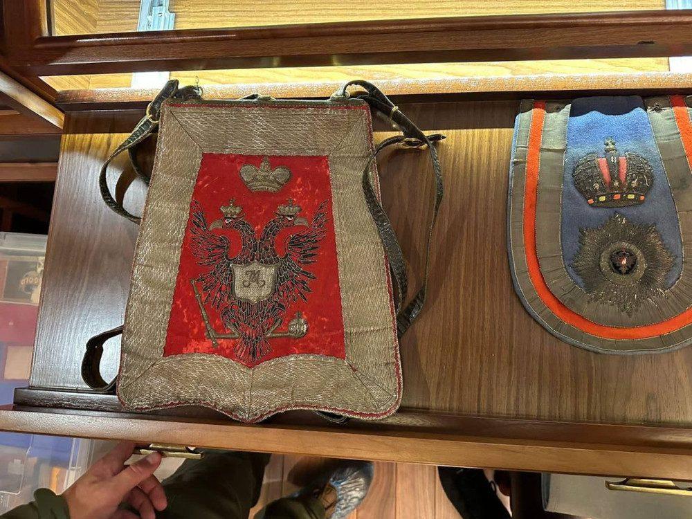 Речі з російською символікою і гербом, знайдені під час обшуку.