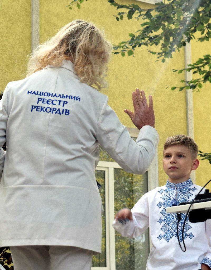 Представниця Національного реєстру рекордів вітає Данила Юртаєва.