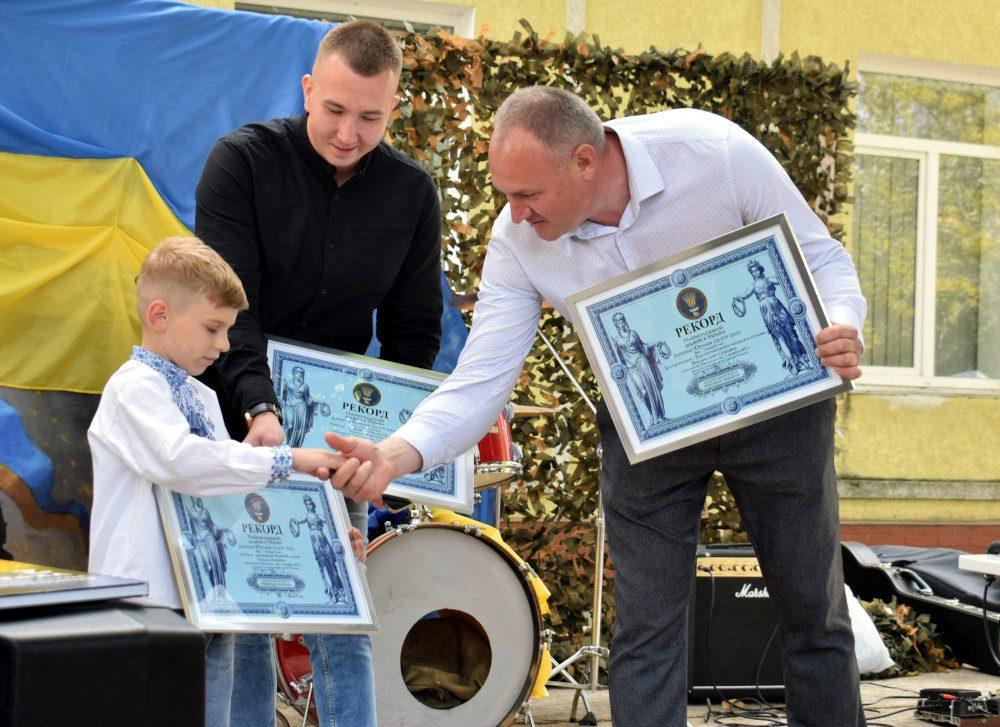 Міський голова Владислав Сухляк вітає молодого діджея.