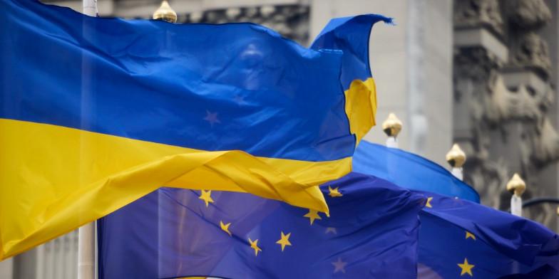 Прапори України і ЄС
