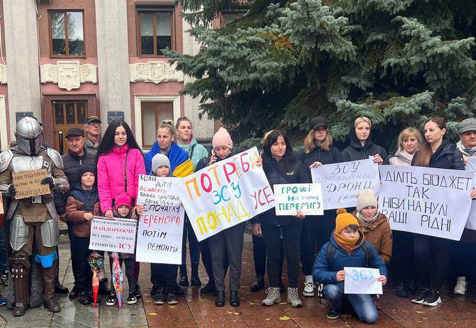 Рівне забезпечить максимальну фінансову підтримку ЗСУ, запевнив мітингувальників Шакирзян