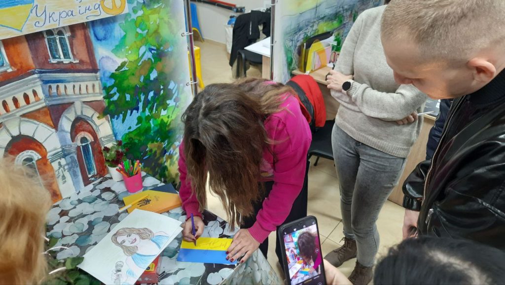 V-Rivnomu-Natalia-Mohylevska-zaspivala-YA-vdoma-z-ditmy-z-Mariupolia1