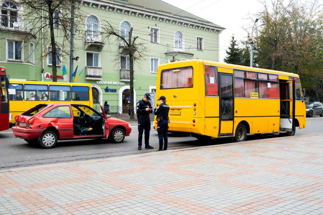 В центрі Рівного маршрутка зіткнулася з легковиком