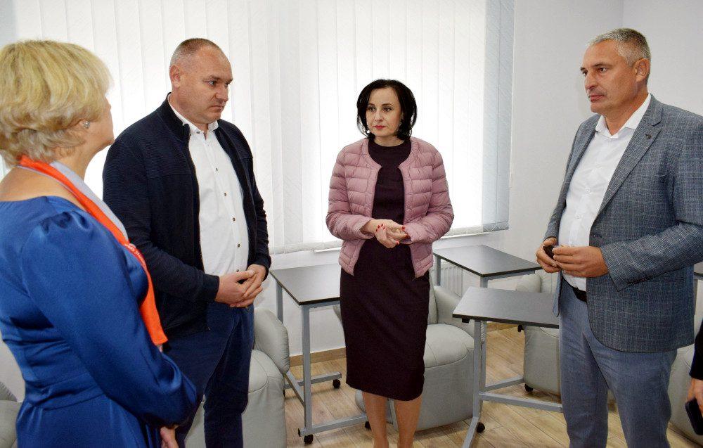 Міністерка соцполітики Оксана Жолнович відвідує Центр психосоціальної підримки.