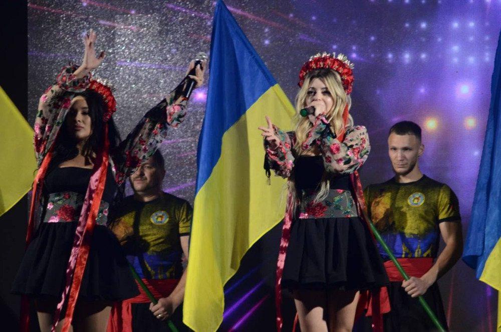 На сцені