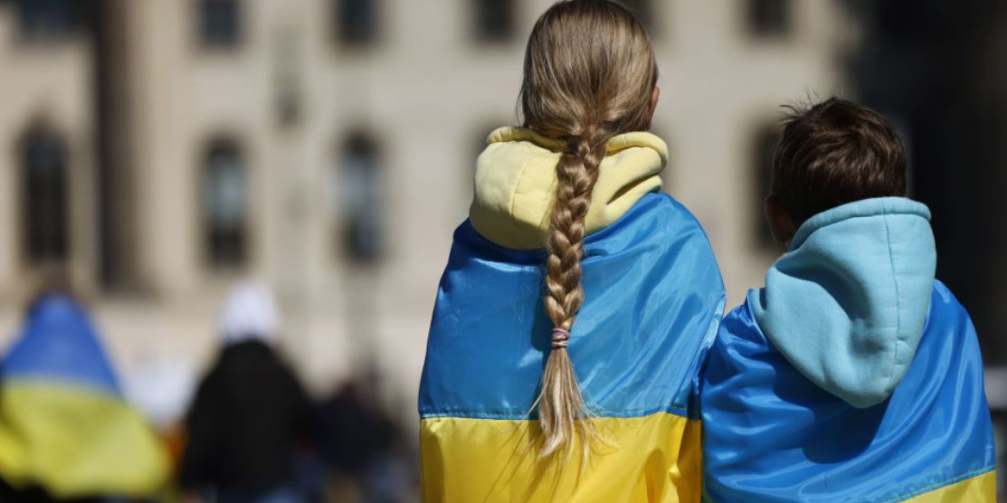 Діти з українськими прапорами