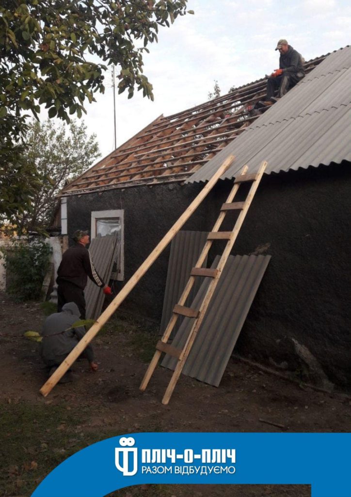 Будівельники з Рівненщини відновлюють будинок.