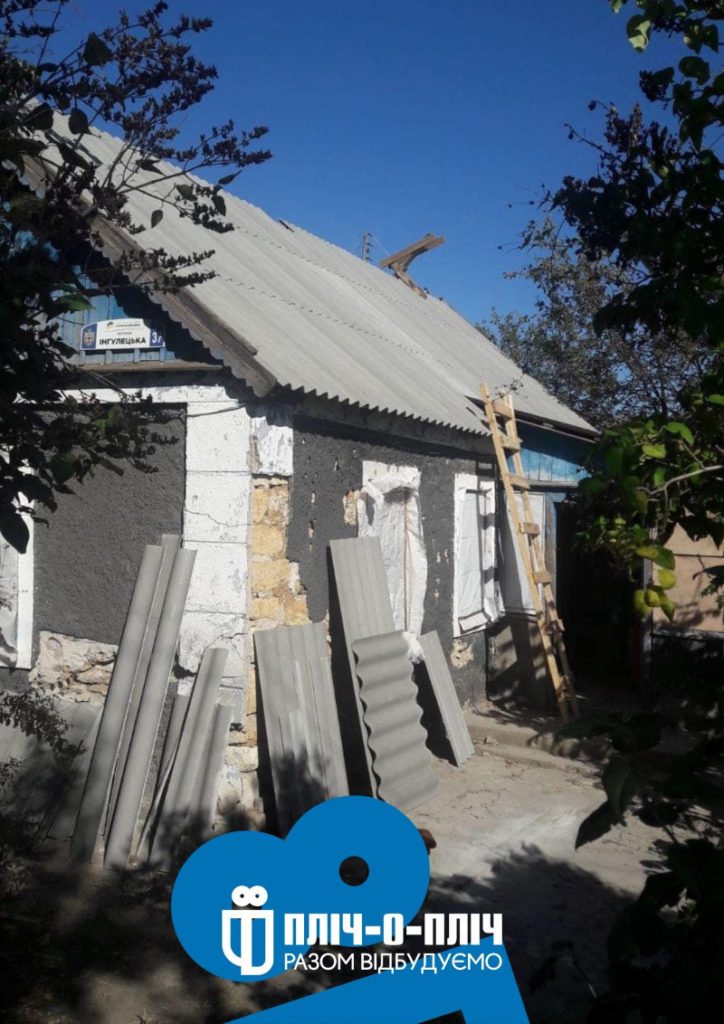 Будівельники з Рівненщини відновлюють будинок.