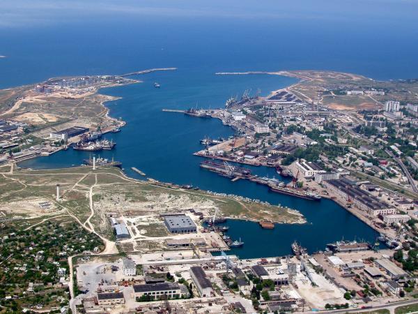 У бухті Севастополя димить російський корабель