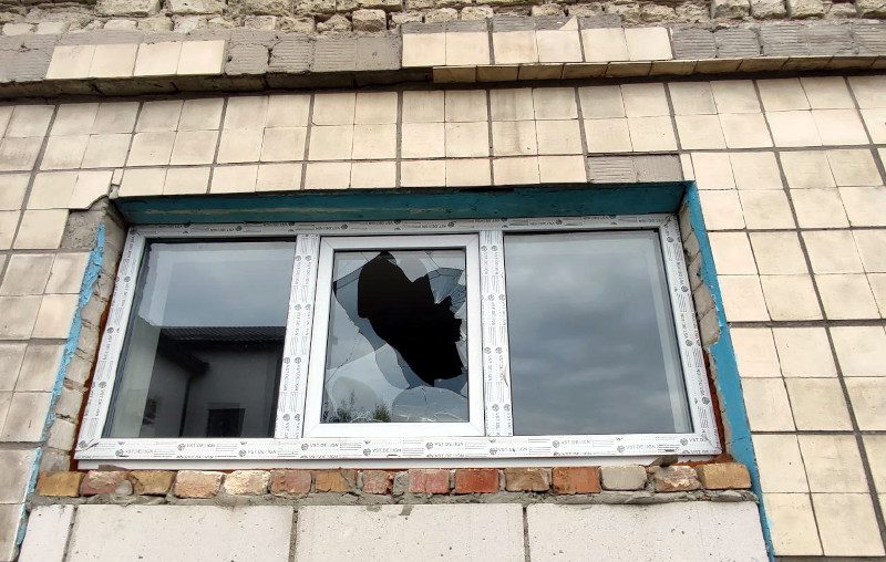 Розбите вікно в магазині.