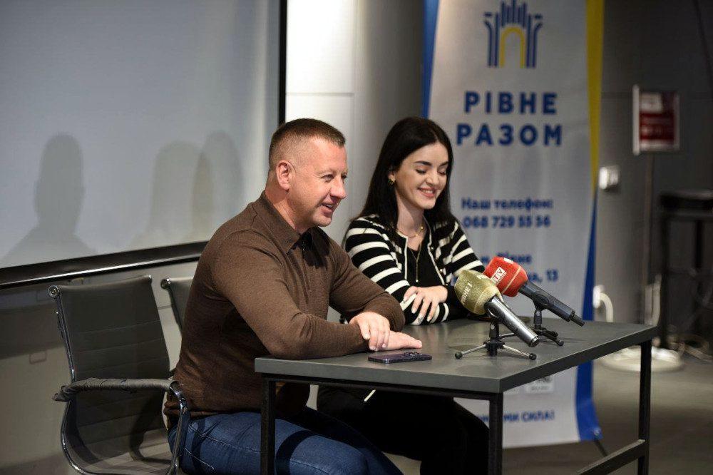 В.о. міського голови Віктор Шакирзян говорить на зустрічі з активною молоддю міста.