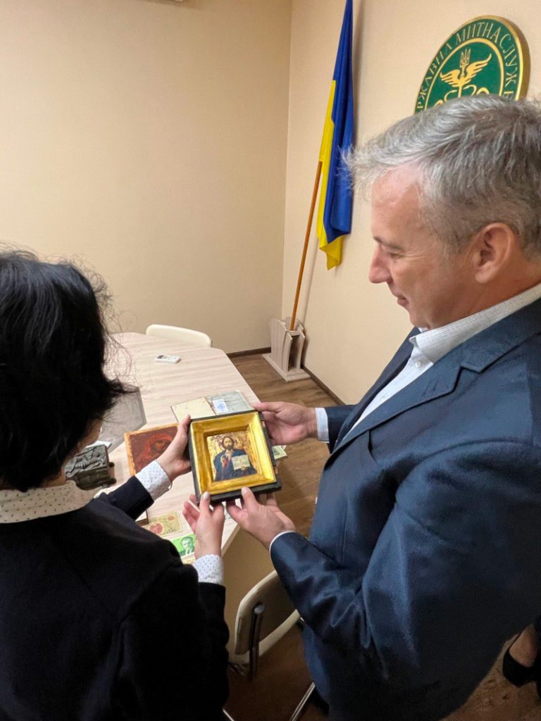 Під час передачі культурних цінностей.