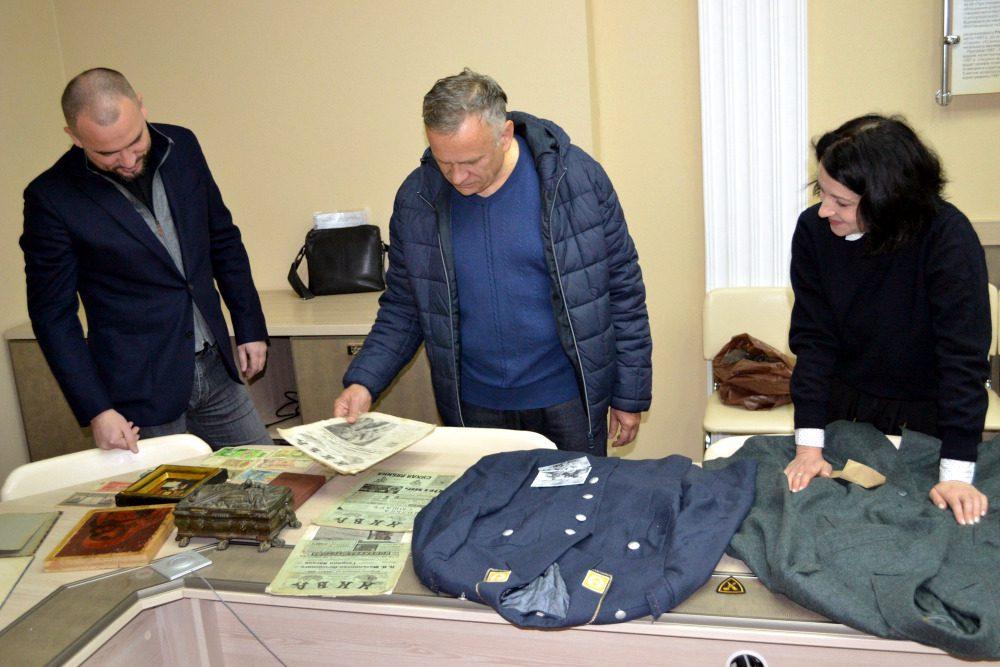 Під час передачі культурних цінностей.