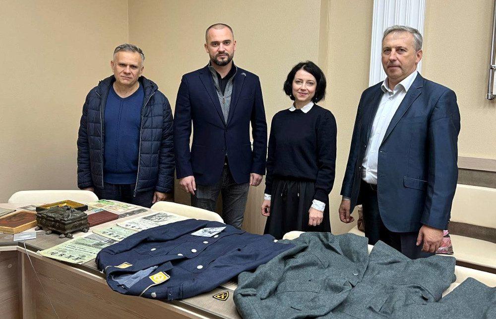 Під час передачі культурних цінностей.