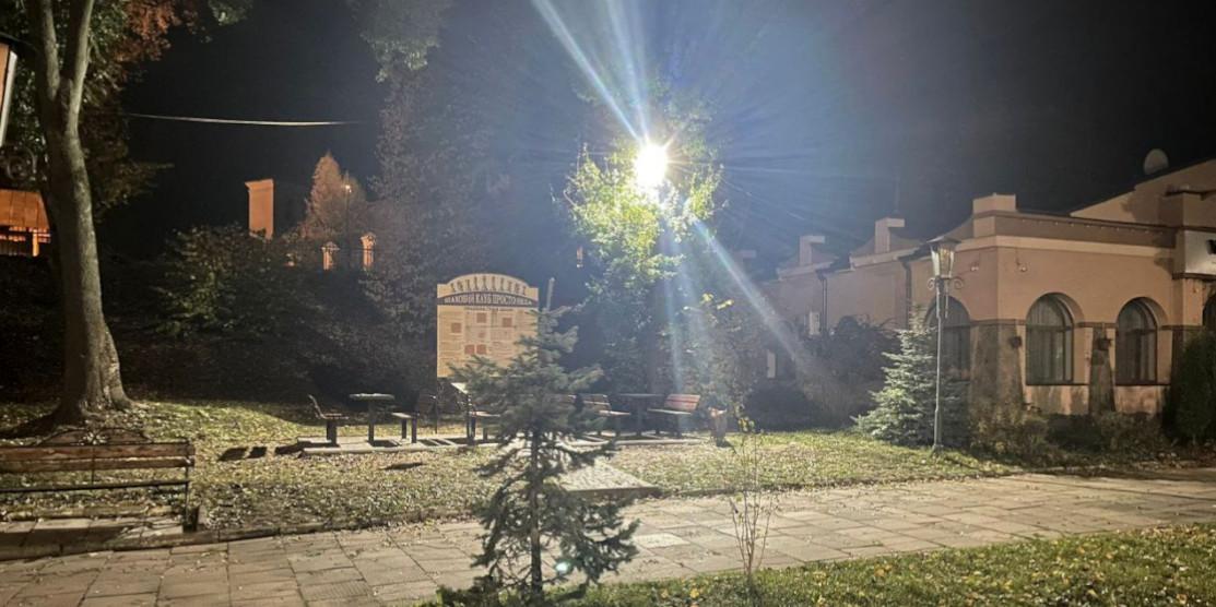 Сквер на проспекті Незалежності в Острозі, де молодь влаштувала п'яну вечірку.