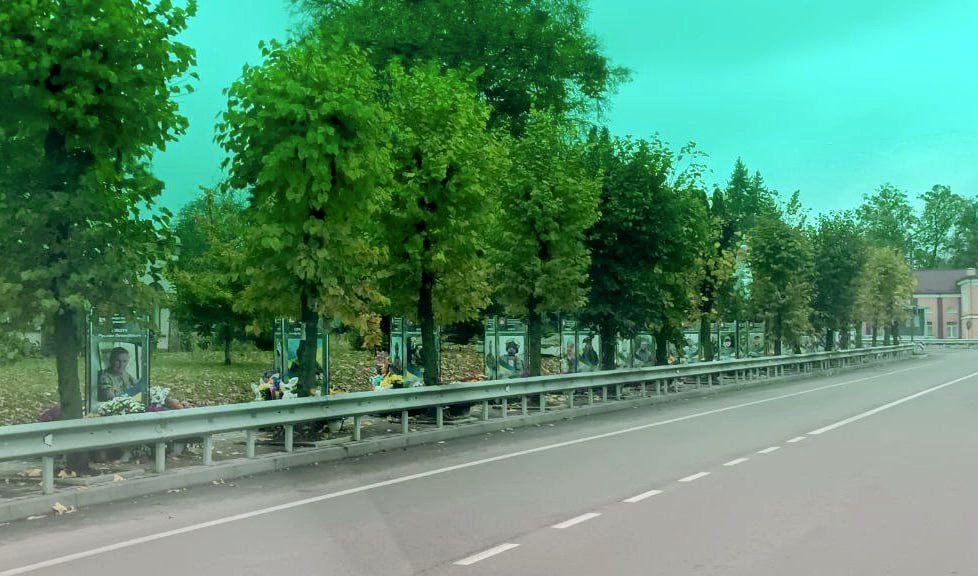 Банери загиблих героїв на проспекті Незалежності в Острозі.