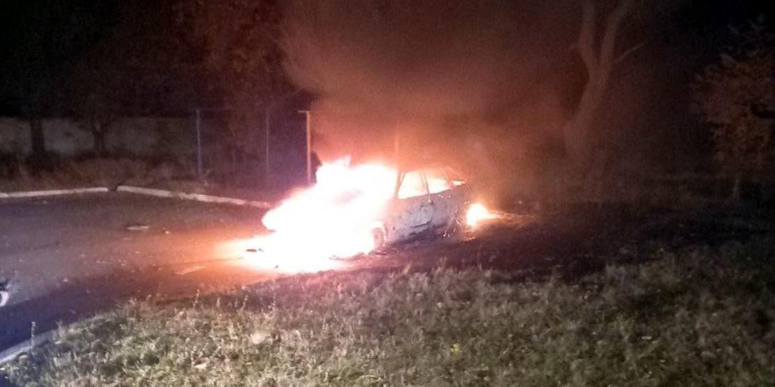 Палає авто російських мародерів