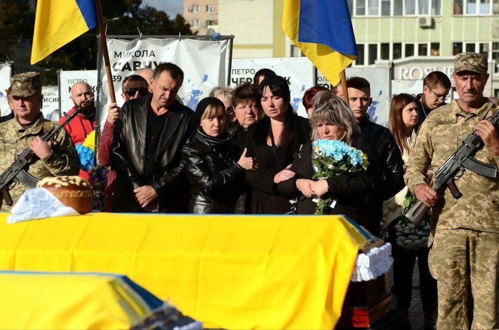 На похороні Юрія Капітули і Павла Кравчука.