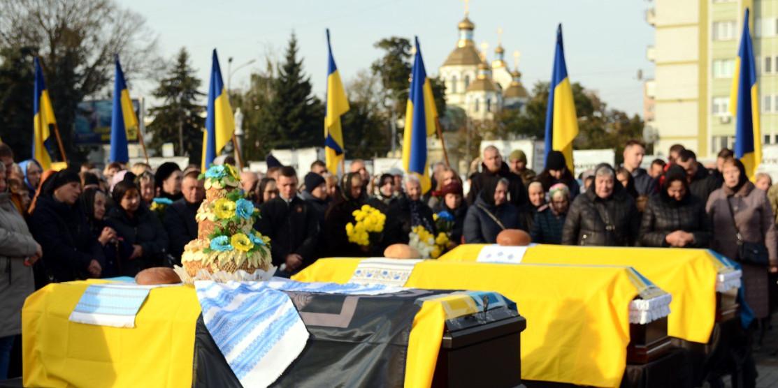 В Рівному попрощалися з трьома Захисниками Похорон у Рівному.