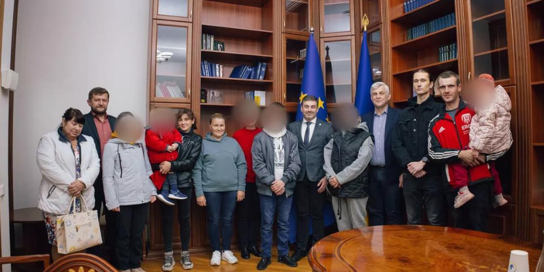 Повернені діти з родичами.