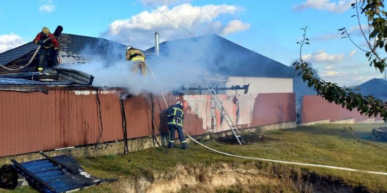 Вогнеборці гасять пожежу в селі Суховоля.