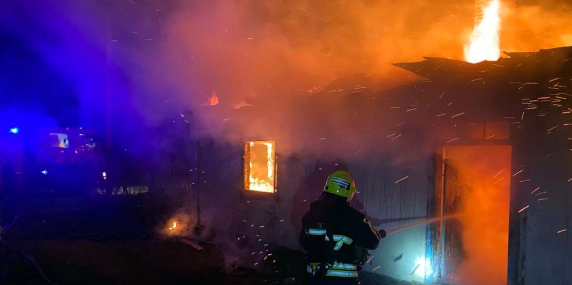 Рятувальник гасить пожежу в селі Мала Любаша (фото: ДСНС Рівненщини).