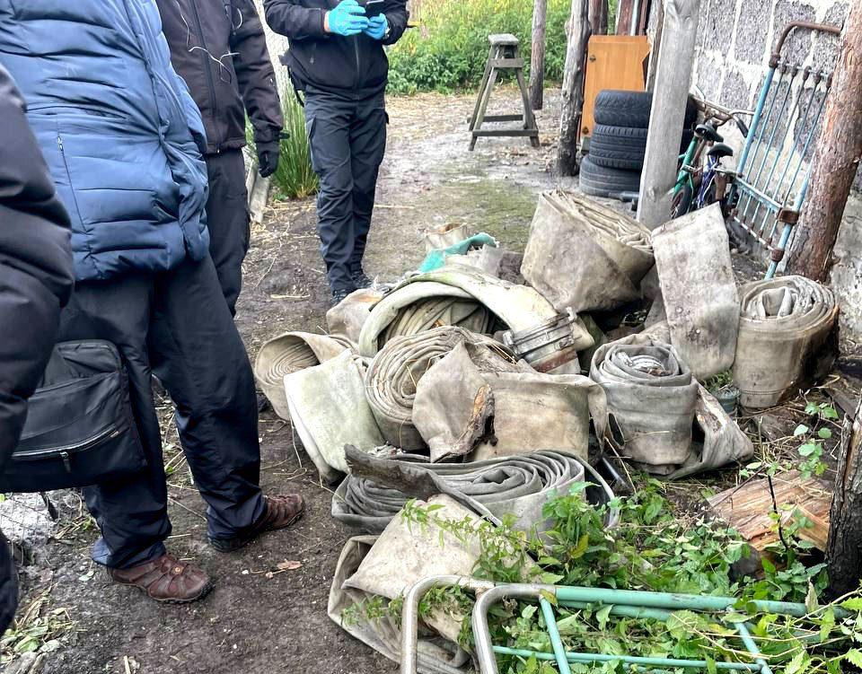 Вилучені пожежні рукави.